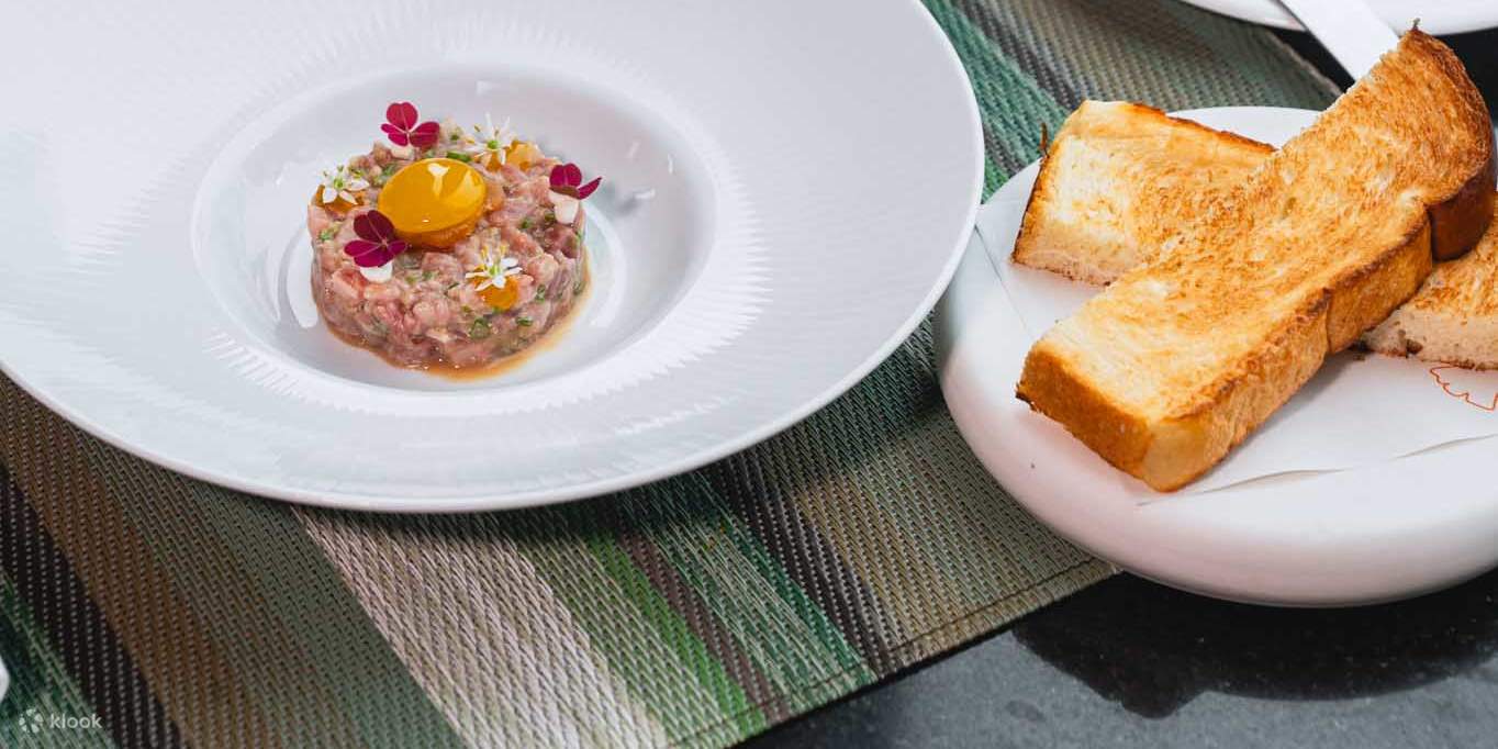 Ресторан и бар на крыше Up & Above в отеле The Okura Prestige Bangkok