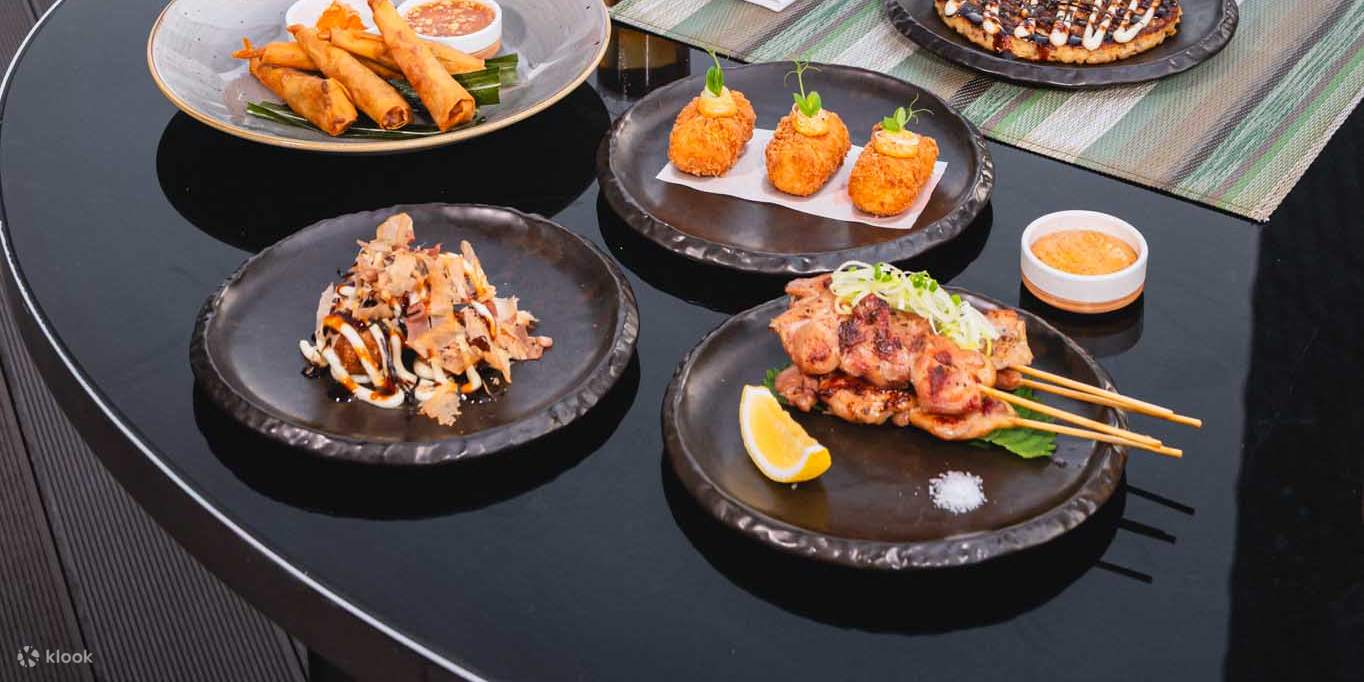 Ресторан и бар на крыше Up & Above в отеле The Okura Prestige Bangkok