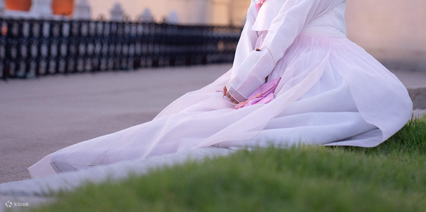Resplandor de la hora dorada en el Palacio Gyeongbokgung – Sesión de fotos con hanbok coreano.