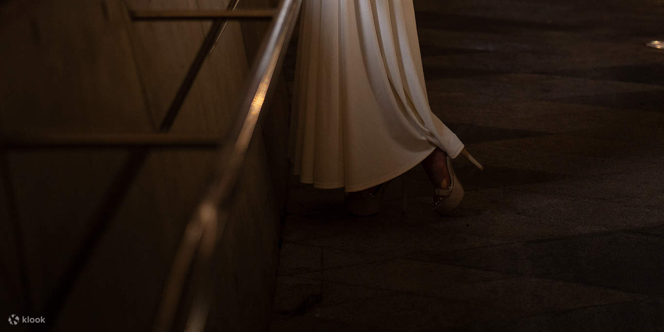 Editorial-style Seoul photoshoot in DDP’s light tunnel – fashion meets travel.