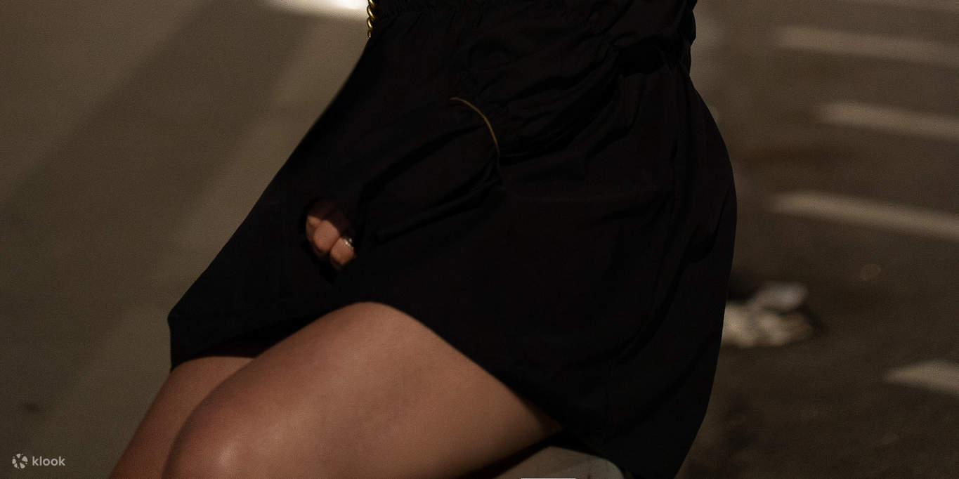 Ein mutiger und moderner Blick auf Dongdaemun – perfekt für selbstbewusste Solo-Porträts.