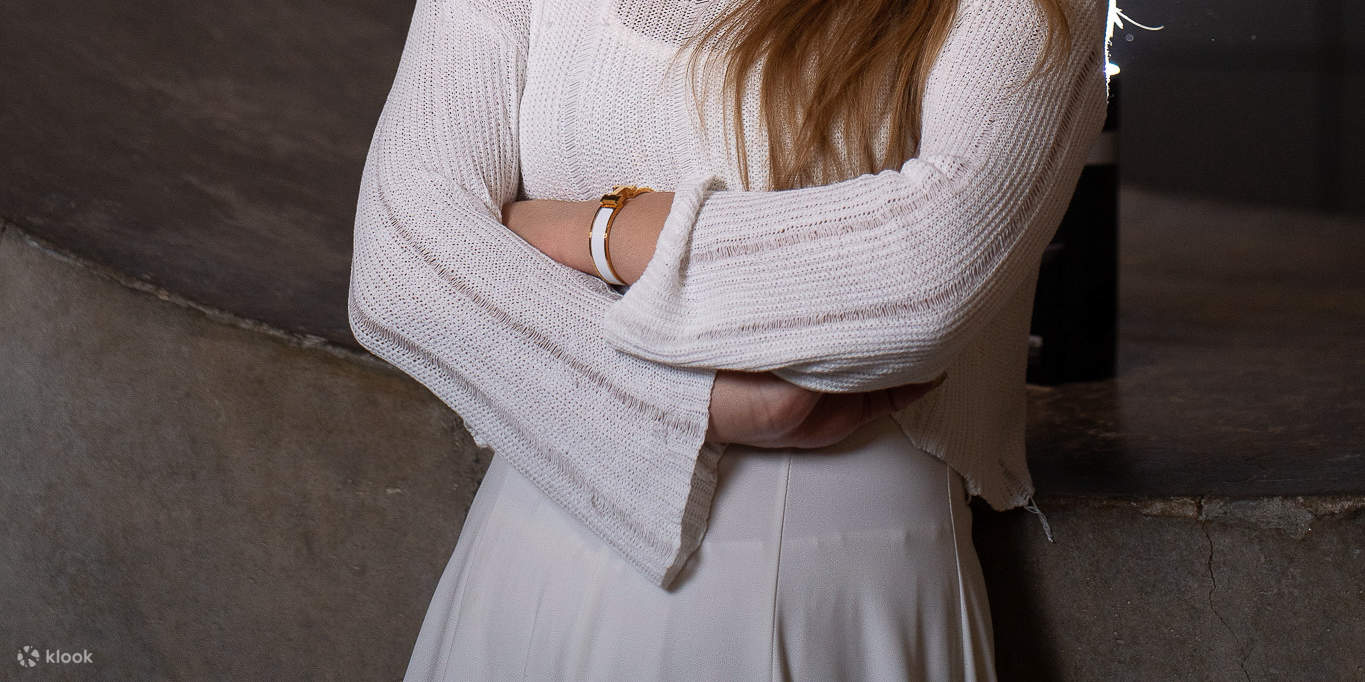 Элегантный портрет с драматическими тенями в Dongdaemun Design Plaza – ночная съемка в Сеуле.