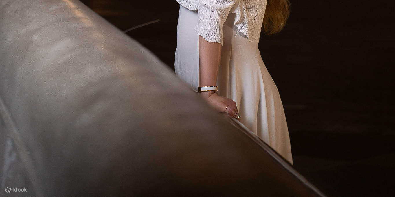 Night portrait for couples or solo travelers in Seoul – DDP’s magic captured.