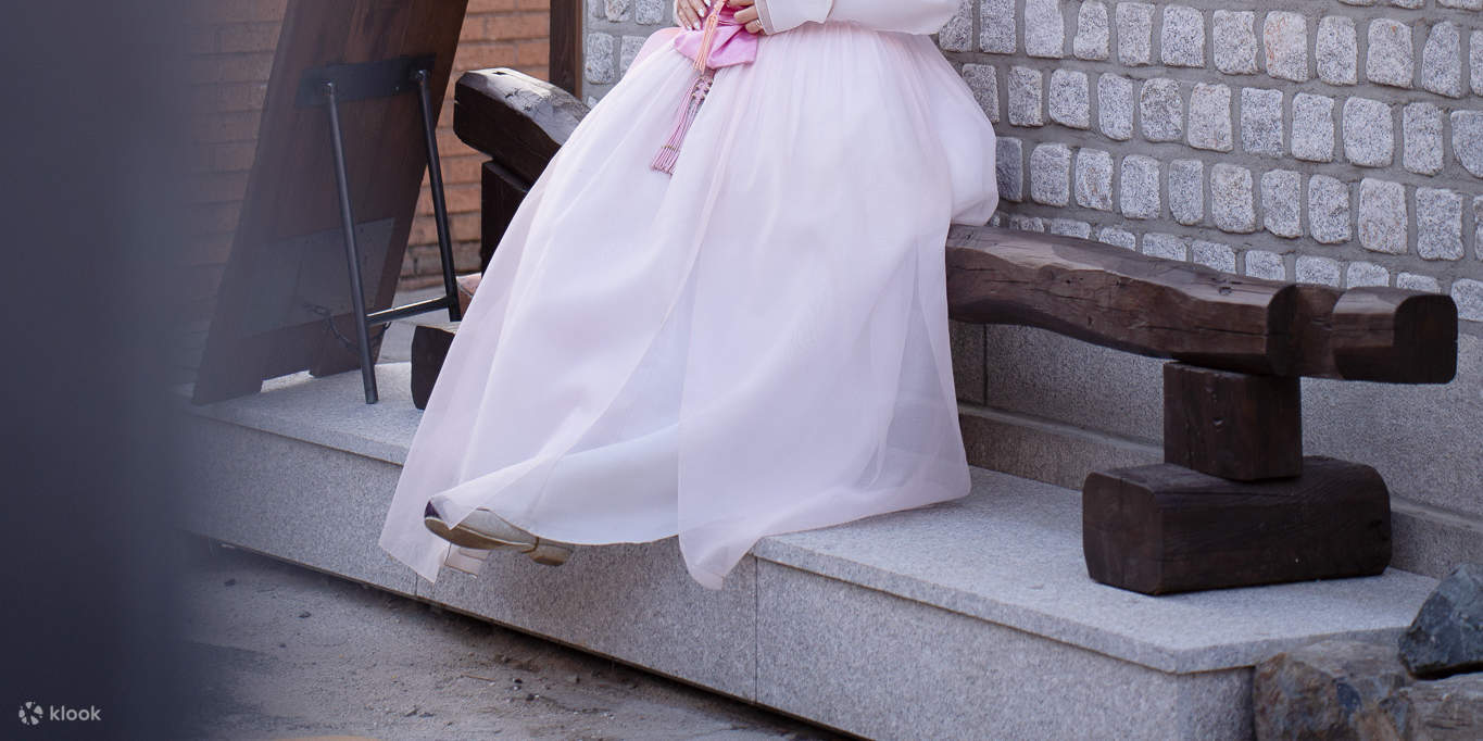 Sesión de hanbok clásico cerca de las puertas tradicionales: la cultura coreana se encuentra con la elegancia.