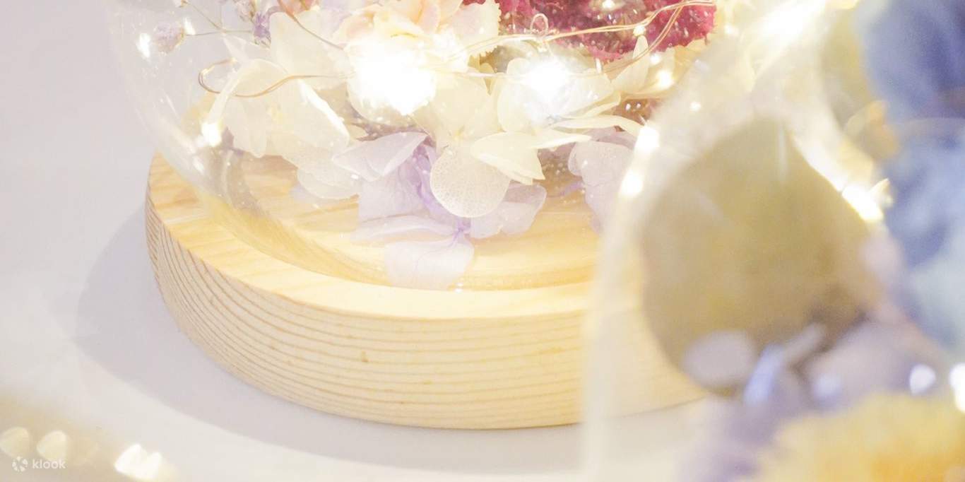 Penutup kaca bunga awetan dan bunga kering