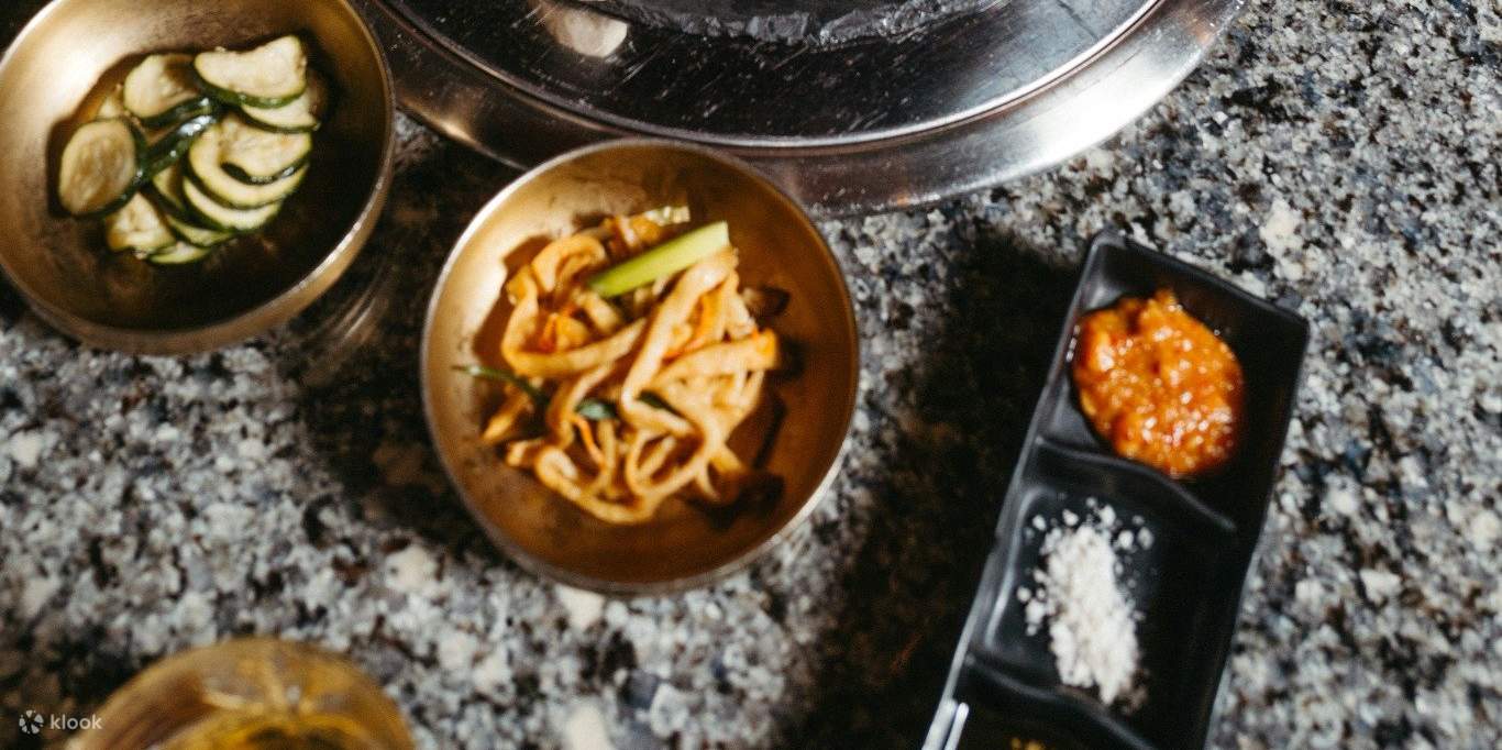 韓国産韓牛（ハヌ）BBQは、お肉好きにはたまらない一品。ソウルの江南（カンナム）、明洞（ミョンドン）、弘大（ホンデ）、聖水（ソンス）、そして大田（テジョン）、仁川（インチョン）、釜山（プサン）、済州（チェジュ）で、最高級の韓牛バーベキューをお楽しみください。熟成された韓牛を炭火焼きで提供する高級レストランを予約しましょう。