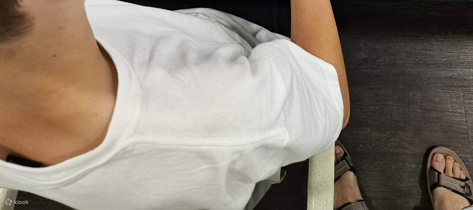 uomo che scrive caratteri cinesi