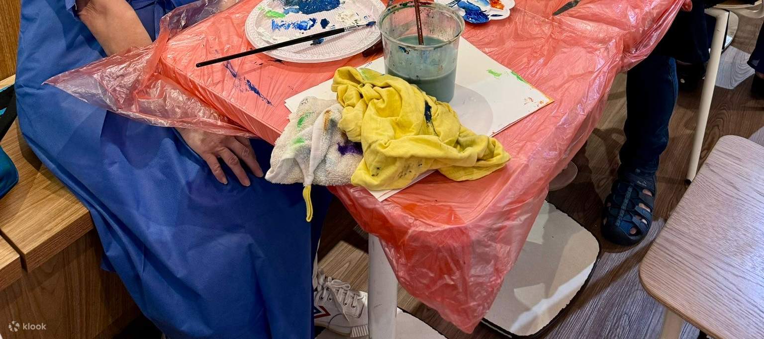 Taller de arte guiado para personas mayores en Singapur