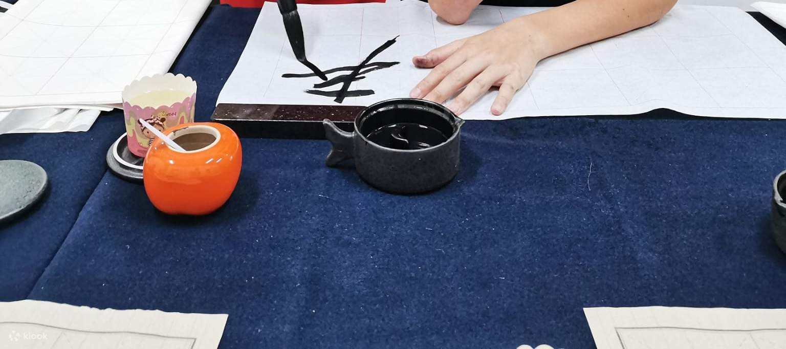 cô hướng dẫn học sinh