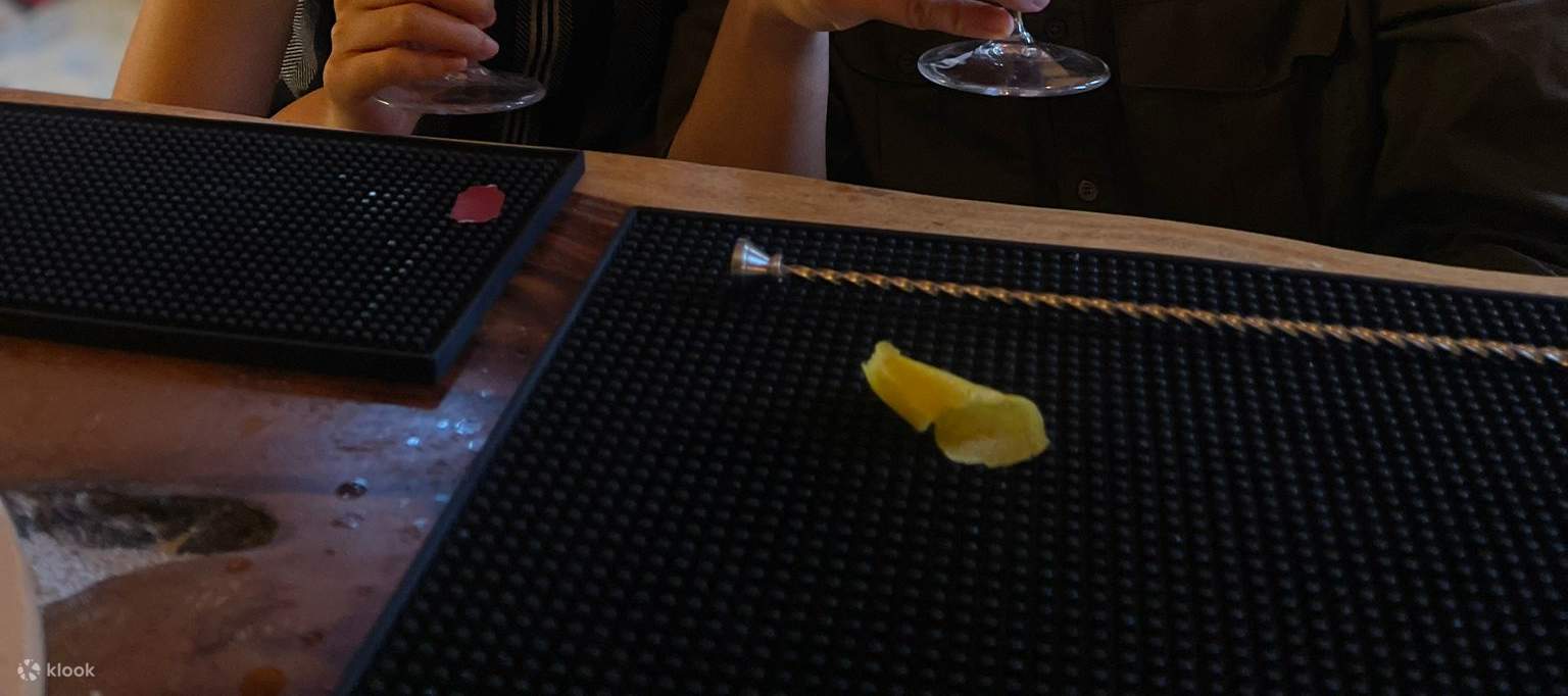 pasangan menikmati koktail