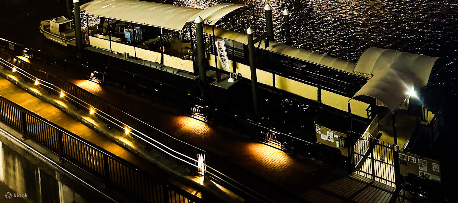 Dari tingkap besar lokasi yang matahari telah terbenam, anda boleh menikmati pemandangan indah yang diterangi cahaya Skytree, simbol Asakusa 