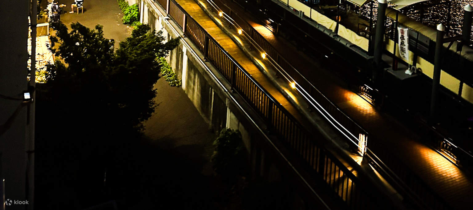 Pada musim-musim tertentu, anda juga boleh menikmati bunga api dari tingkap tempat ini. Anda boleh menikmati budaya Jepun dalam ruang yang sangat mewah.