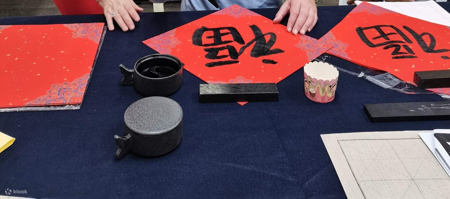 pengajar mengajar cara melukis