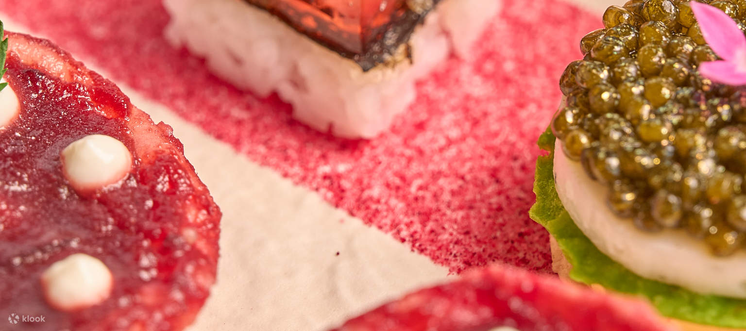 Set per il tè pomeridiano al Peacock Alley del Waldorf Astoria Bangkok