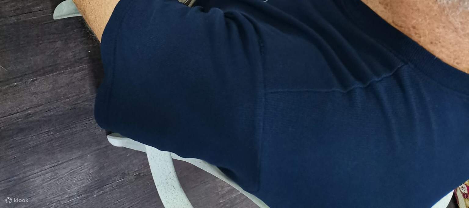 uomo che scrive caratteri cinesi