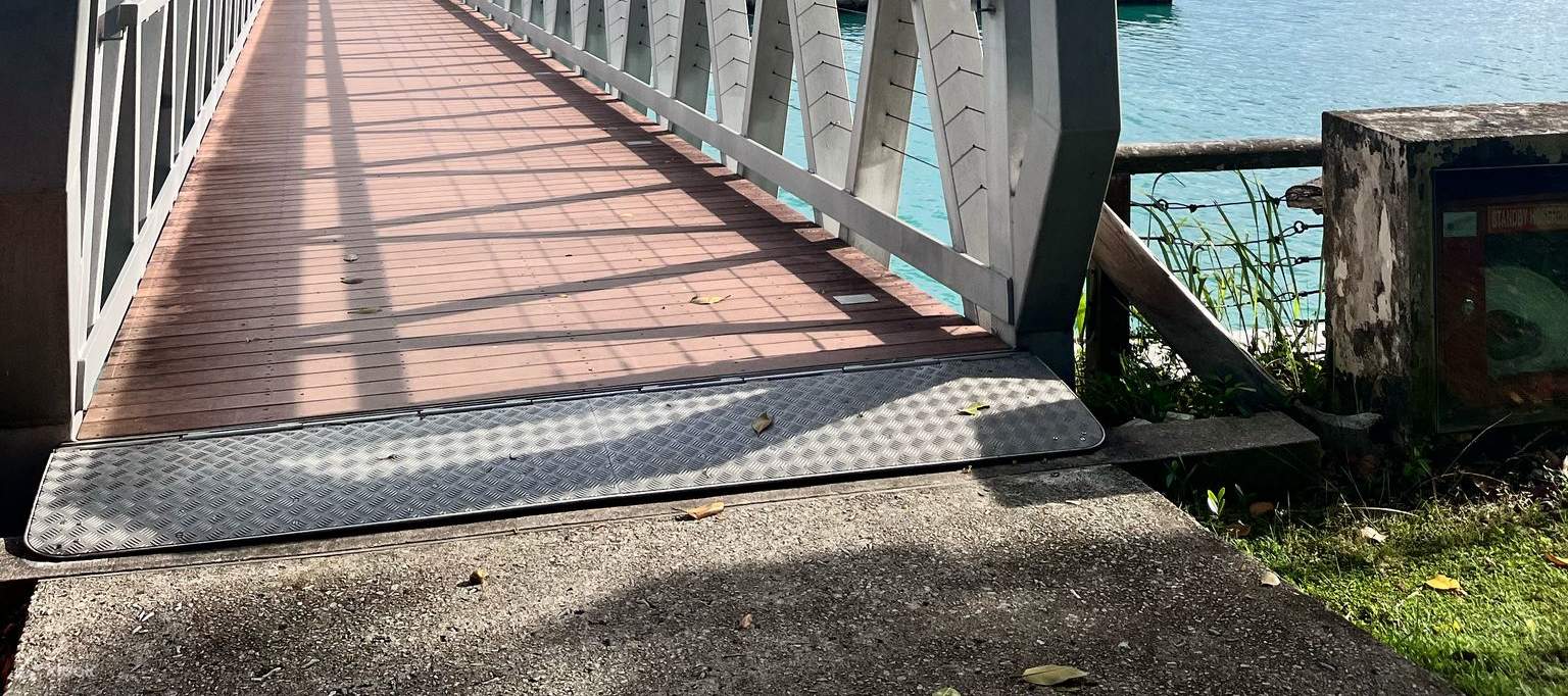 圣淘沙湾码头（Sentosa Cove Jetty）- 拉撒路岛（Lazarus Island）渡轮服务（YachtCruiseSG提供）