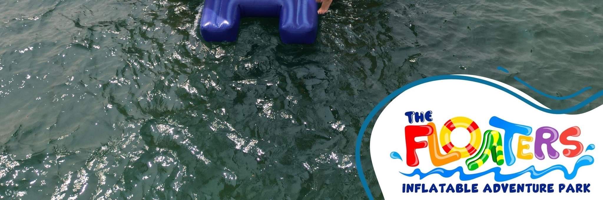 El parque infantil inflable de aventuras flotadores.