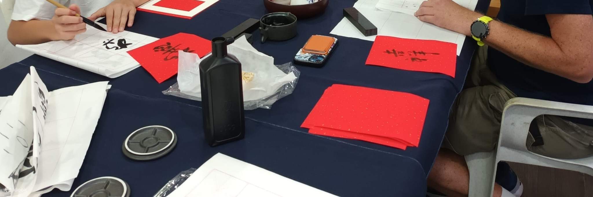 Мужчина пишет китайский иероглиф