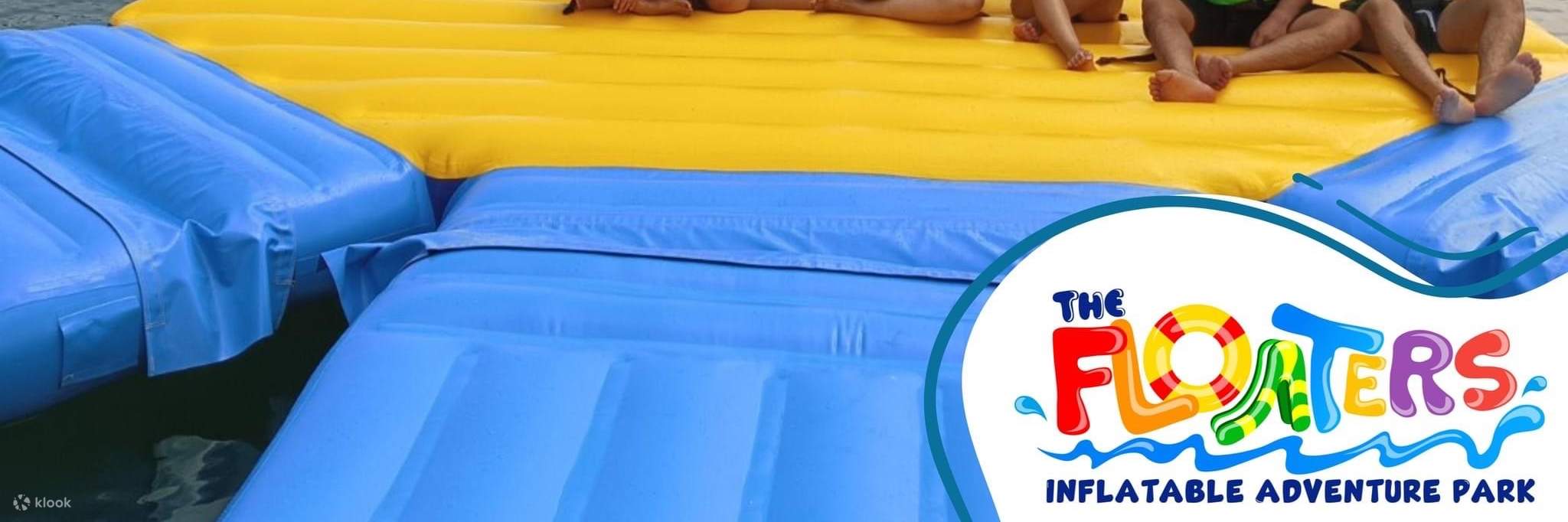 El parque infantil inflable de aventuras flotadores.