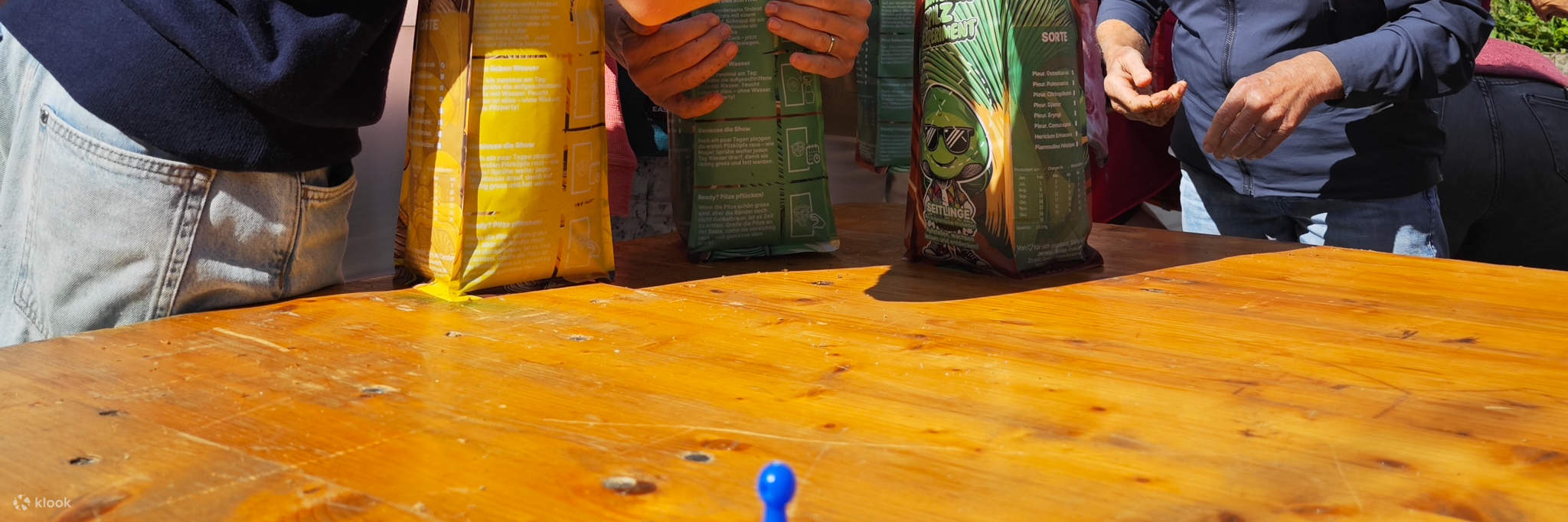 Thanh thiếu niên và người lớn cùng nhau làm việc và hỗ trợ lẫn nhau trong hội thảo