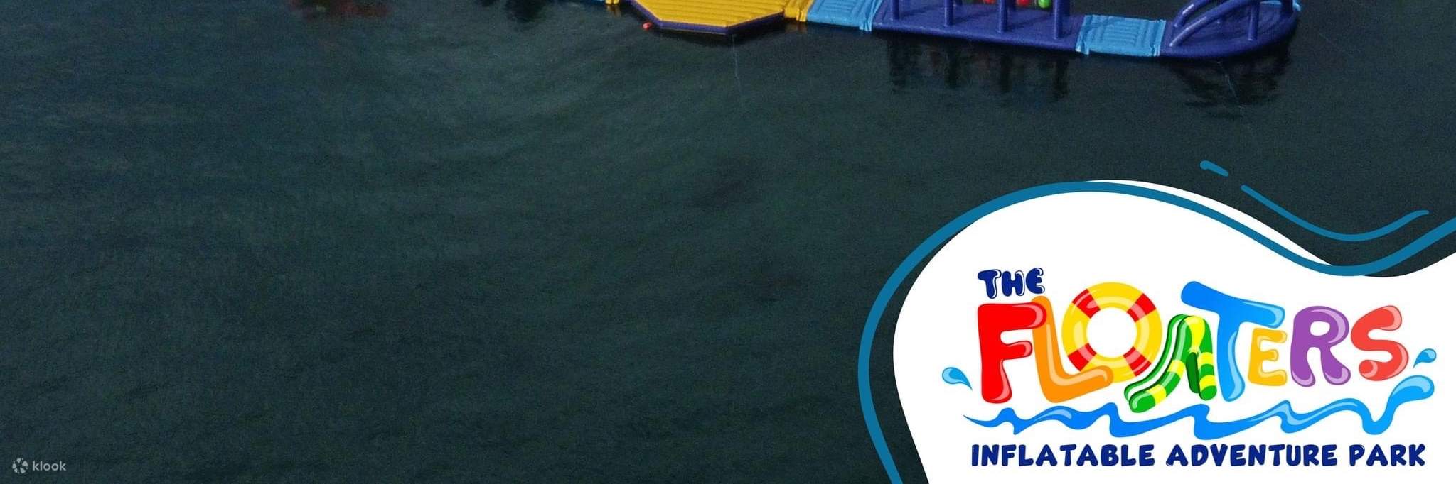 El parque infantil inflable de aventuras flotadores.