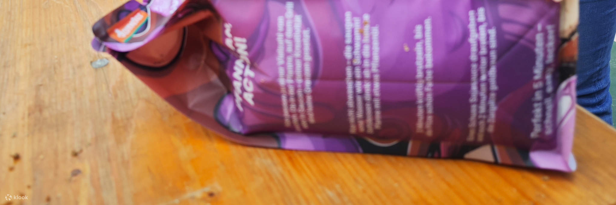 Người tham gia chuẩn bị hộp nấm để trồng