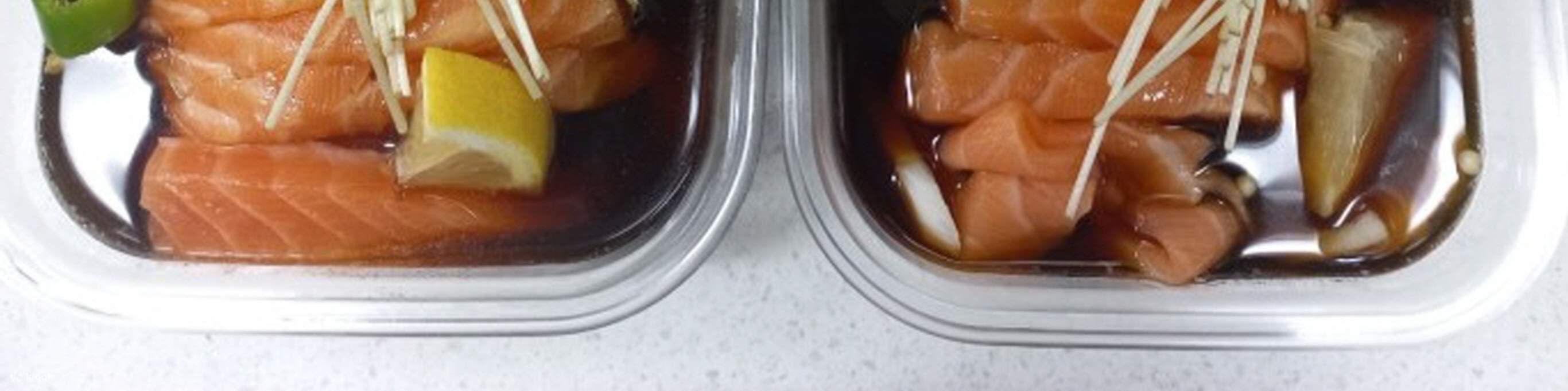 한국식 소스를 곁들인 연어 마리네이드