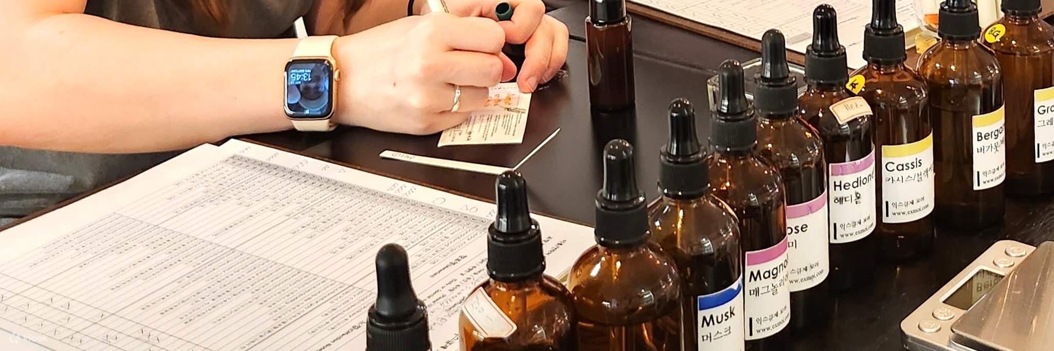 En me souvenant du parfum que j'ai créé aujourd'hui, je conçois ma propre étiquette.