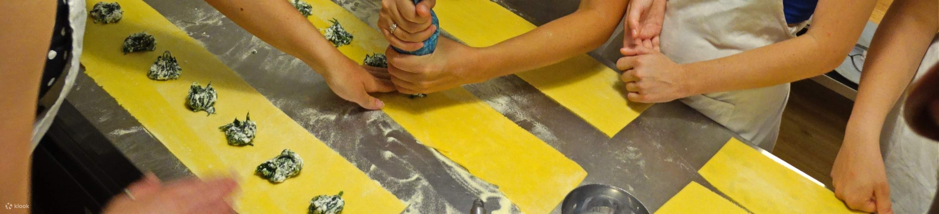 Люди готовят