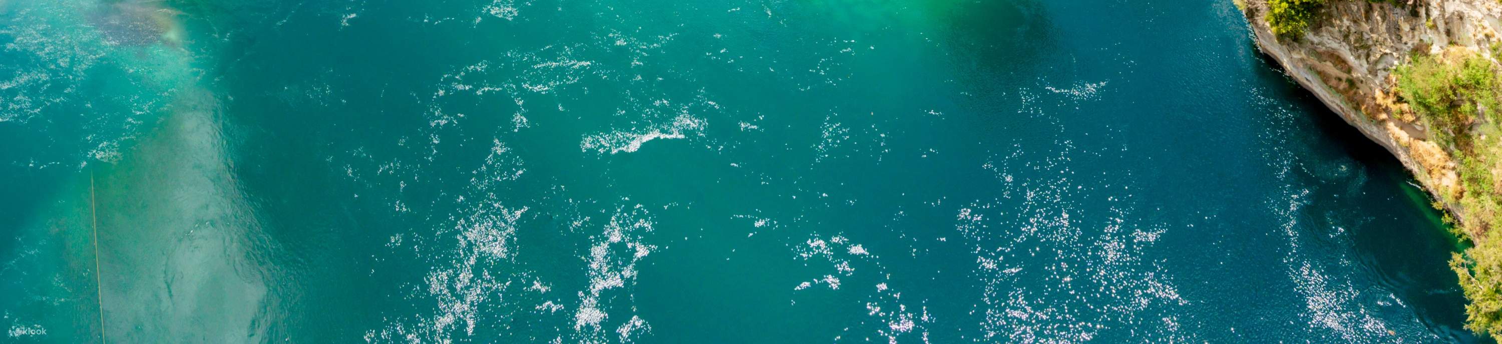 Persona che si lancia sul fiume Waikato al Taupo Bungy Jump
