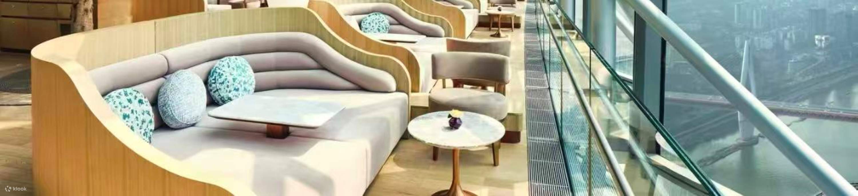 El amplio uso de cristal crea un espacio diáfano con vistas panorámicas de la ciudad y las montañas. La vegetación que lo adorna crea un ambiente natural, confortable y elegante, ideal para relajarse, descansar y disfrutar del paisaje urbano.