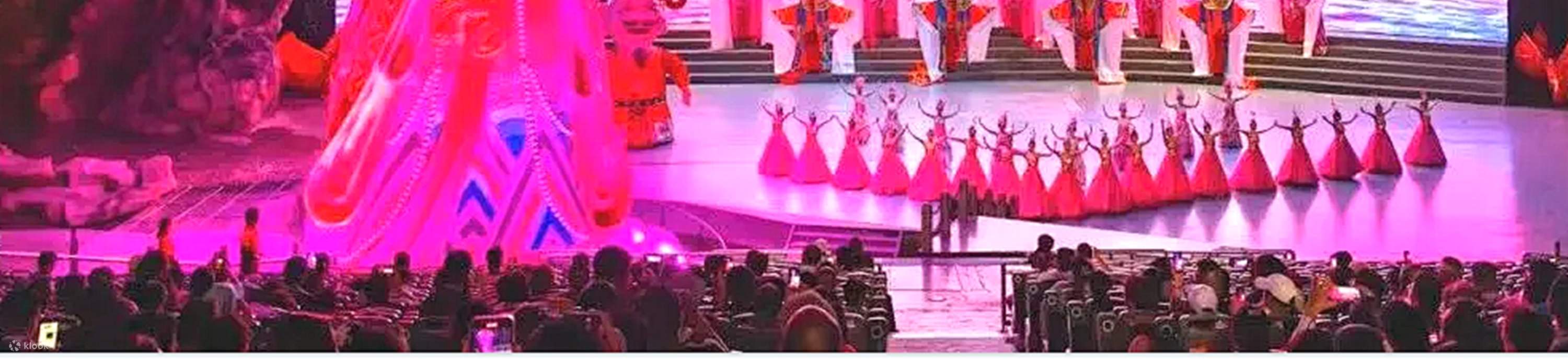 最后，送祝福的财神爷和缓缓升起的18米妈祖像，更让我们感受到了信仰的力量