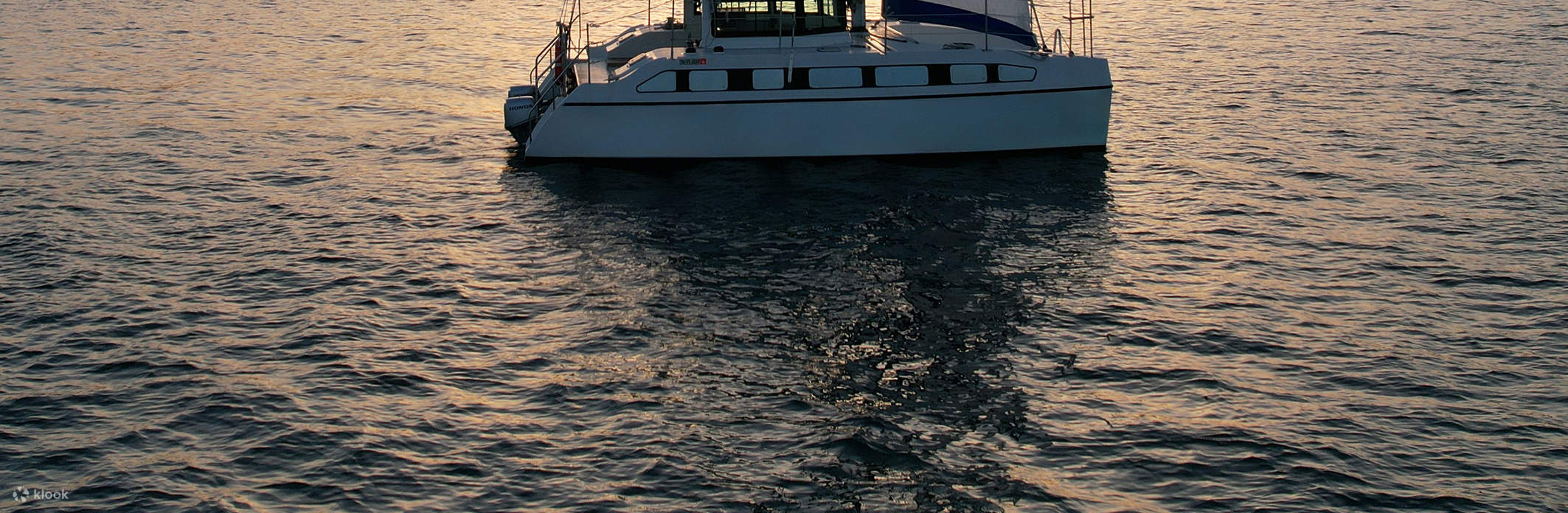 Durante la navigazione, issiamo le vele e scivoliamo silenziosamente senza motore, lasciandovi ascoltare i suoni pacifici del mare.