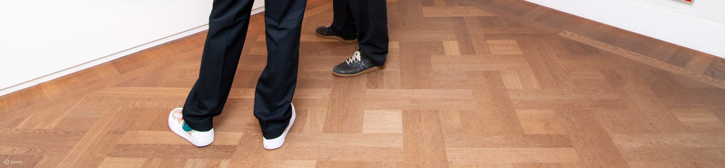 Zwei Typen stehen vor dem Time-Mirror