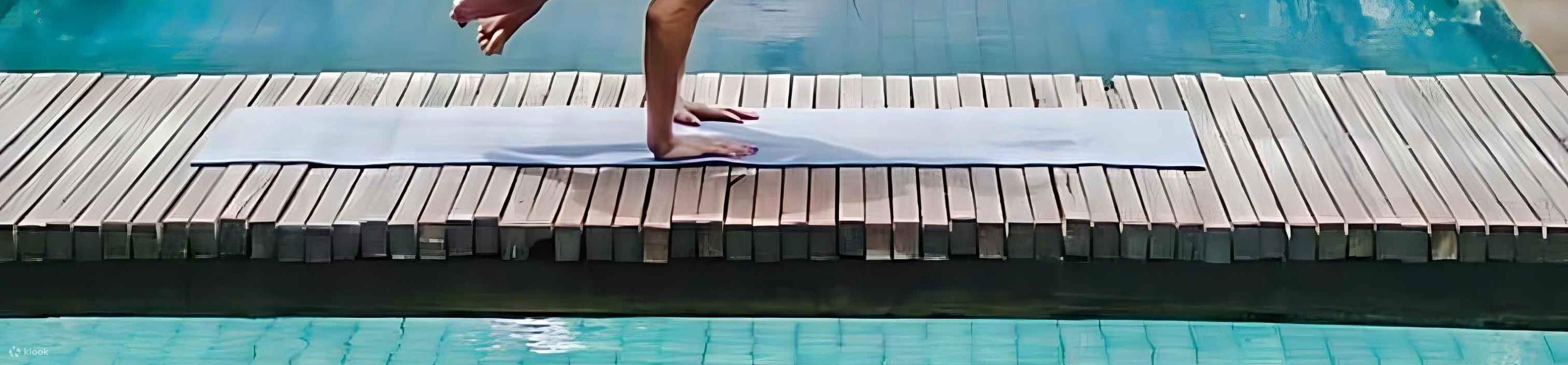 wanita melakukan yoga