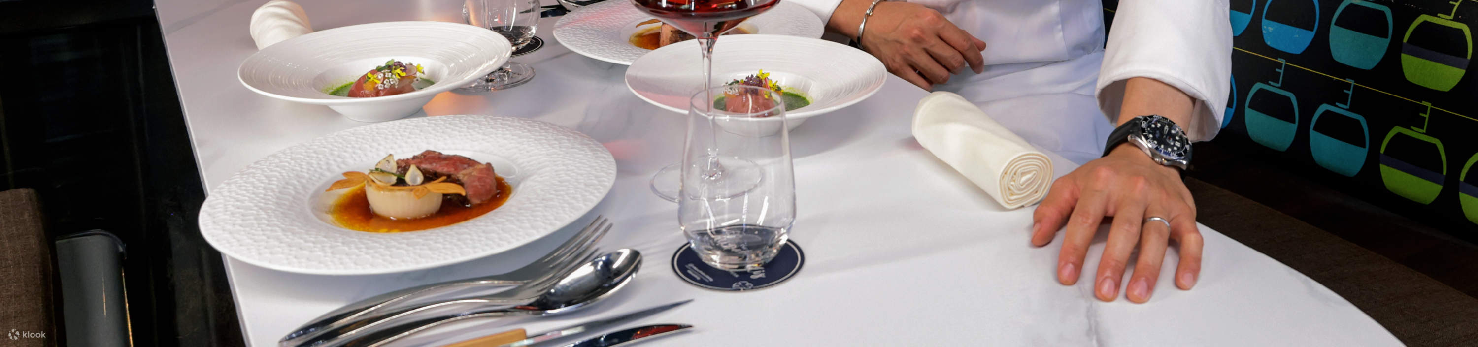 Manjakan diri dalam pengalaman kulinari yang tinggi yang membayangkan semula erti meraikan perisa tempatan dalam suasana yang benar-benar unik, 100 meter di atas paras laut