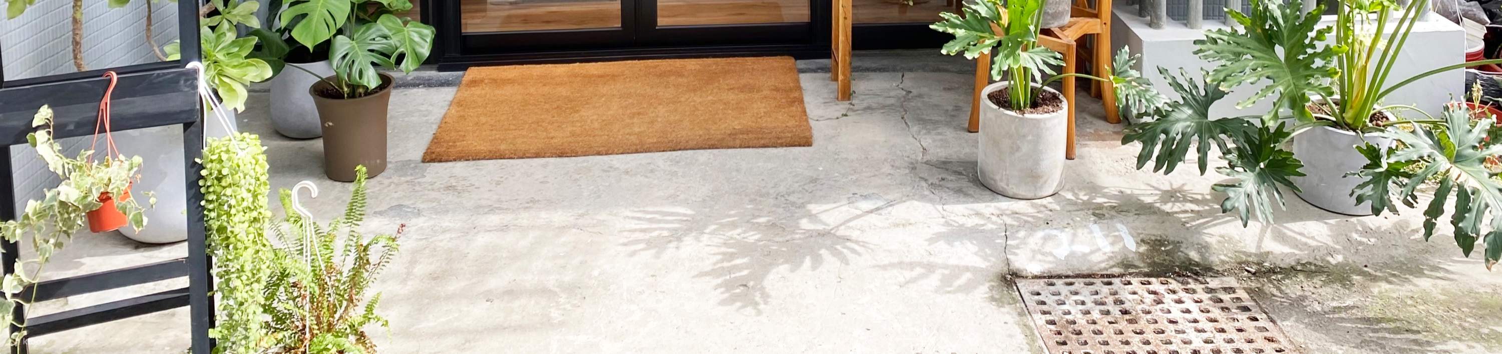 Cổng chính của studio