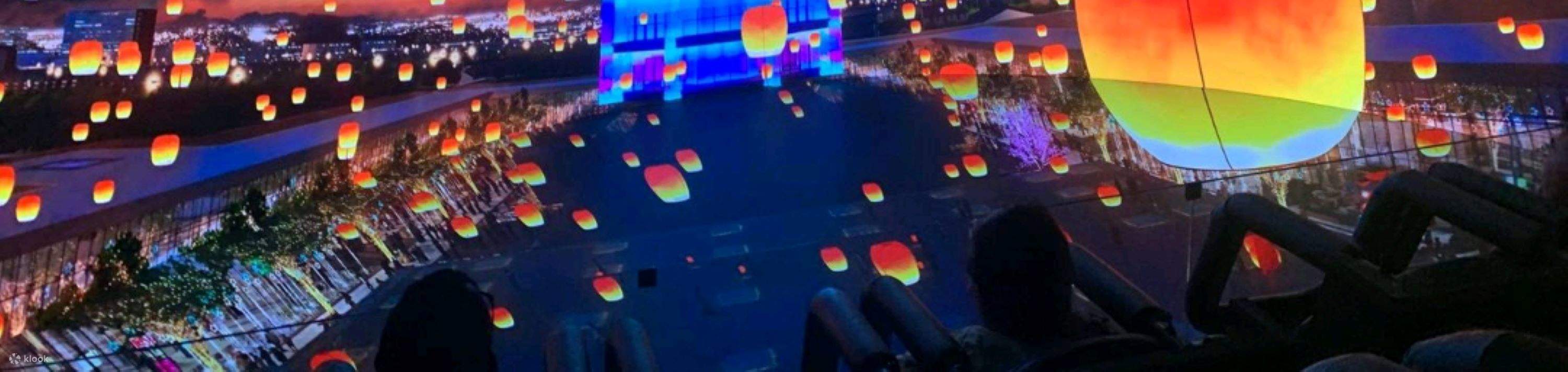 The screen displays landscapes of mountains and lakes, and the audience is taking pictures, creating a realistic and vivid atmosphere.