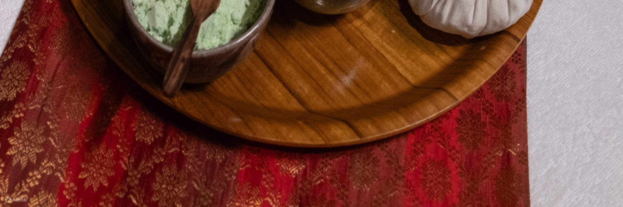 Alami sentuhan urutan yang melegakan dengan Hot Stone Massage. Haba batu yang menenangkan mencairkan ketegangan, membawa anda ke dalam keadaan bahagia dan tenang yang tulen. 🖤