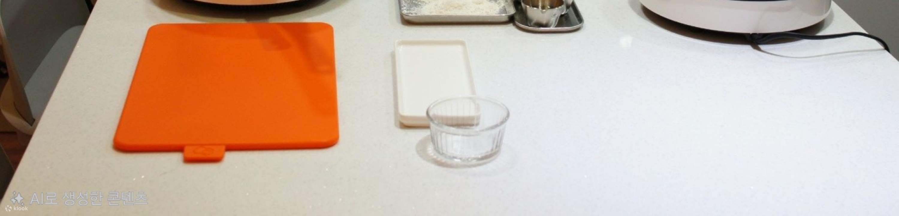 一个干净且准备就绪的烹饪台，等待您亲手制作紫菜包饭。