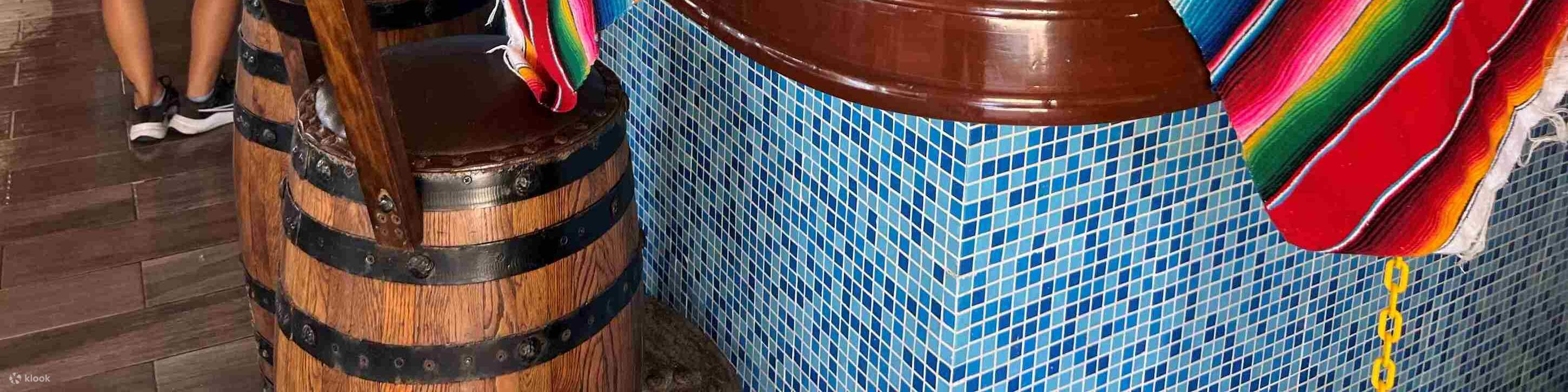 Makan siang mewah plus open bar empat jam—semuanya dekat dengan air berwarna biru kehijauan