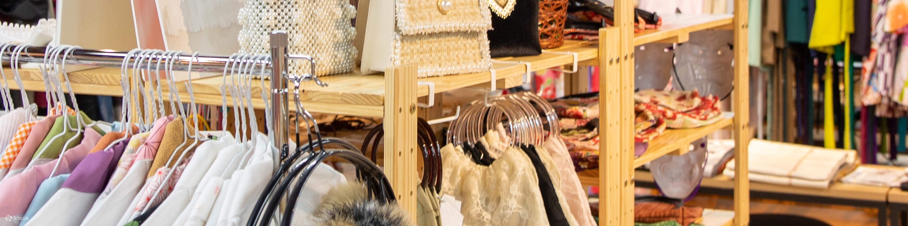 Pilih dari beragam desain, warna, dan aksesori dengan bantuan stylist untuk menciptakan tampilan yang berbeda.