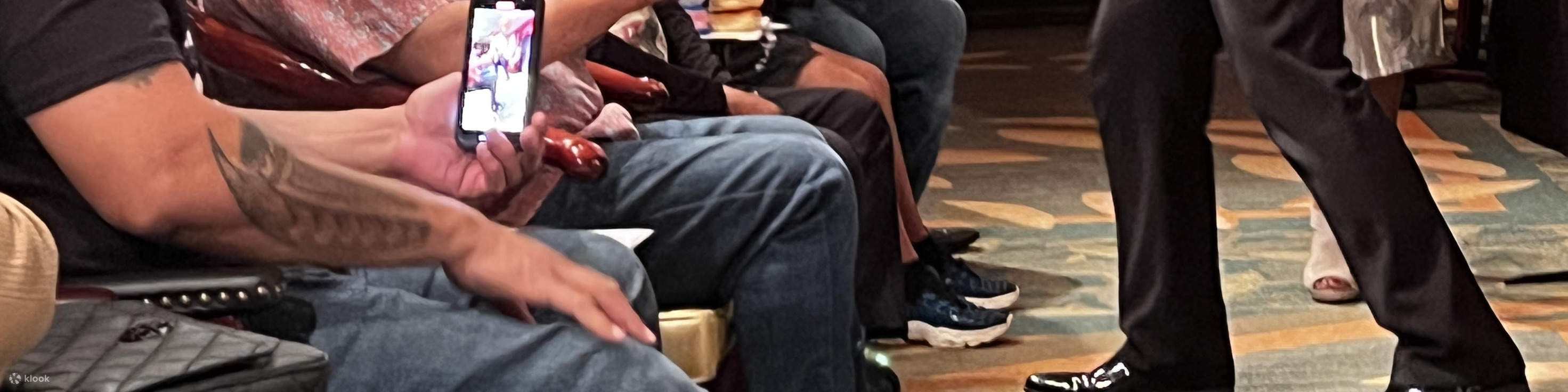 Erleben Sie, wie der Magier mit den Teilnehmern interagiert und gemeinsam Lachen, Überraschung und unvergessliche magische Momente schafft.