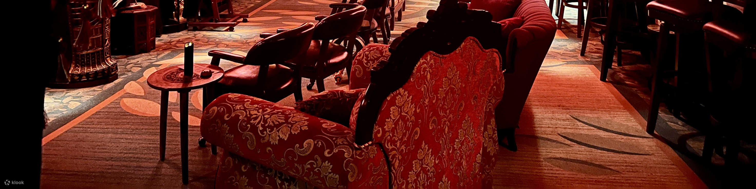 ชื่นชมสถานที่จัดงานสไตล์วิคตอเรียอันหรูหราที่สร้างบรรยากาศสำหรับการแสดงสดอันน่าหลงใหล