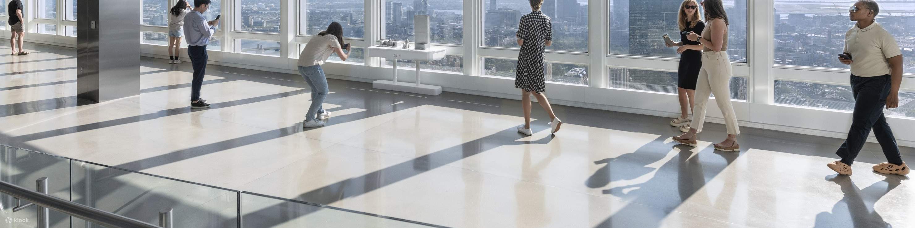 Genießen Sie einen atemberaubenden Panoramablick auf Boston vom 52. Stock des Prudential Tower im View Boston.