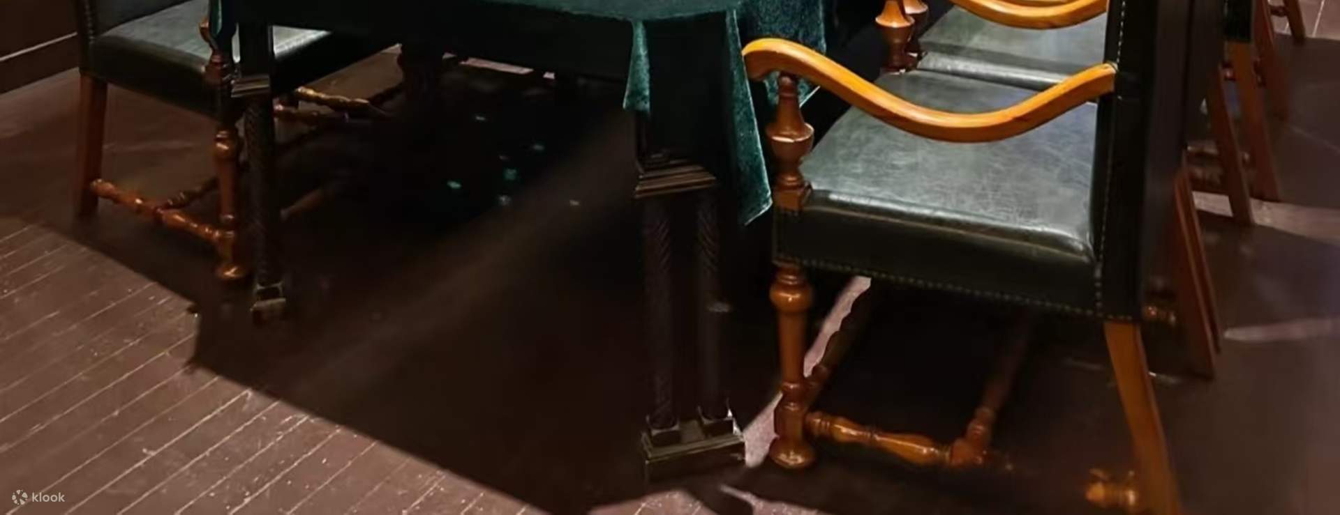 书房旁的会客厅则更为正式，用于接待重要宾客，室内摆放着中式红木家具，墙壁上挂着书法作品，将西式建筑的空间与中式文化的内涵完美结合