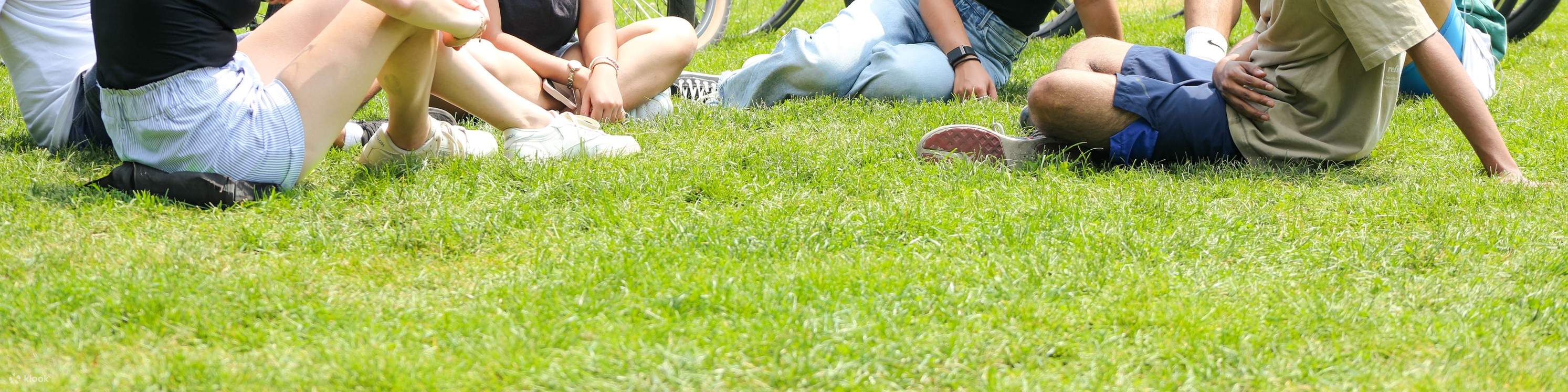 Rilassatevi sotto alberi ombrosi mentre i partecipanti si siedono insieme godendosi la tranquilla atmosfera del parco