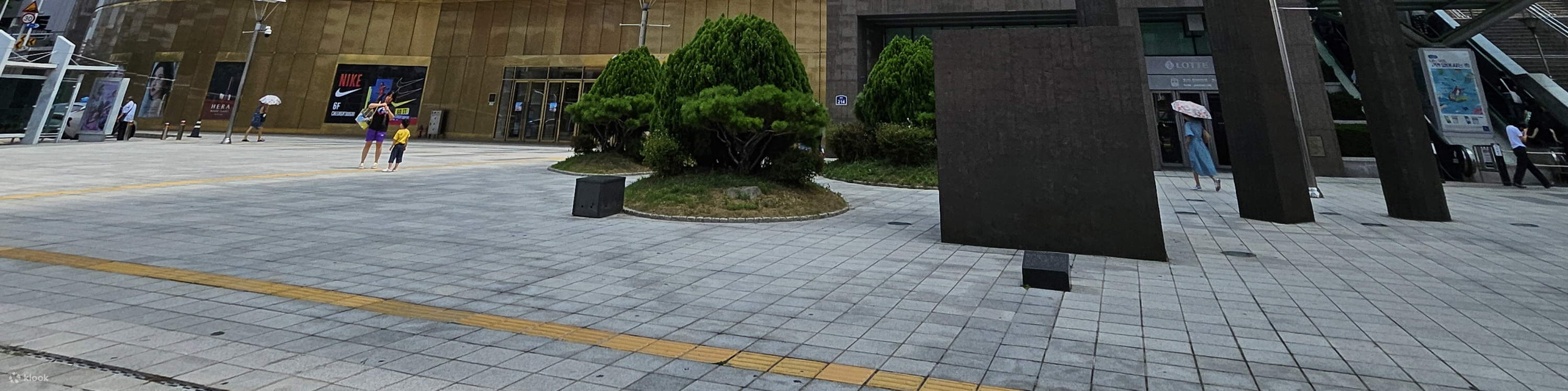 Ia terletak di tingkat 1 Lotte Department Store Cheongnyangni.