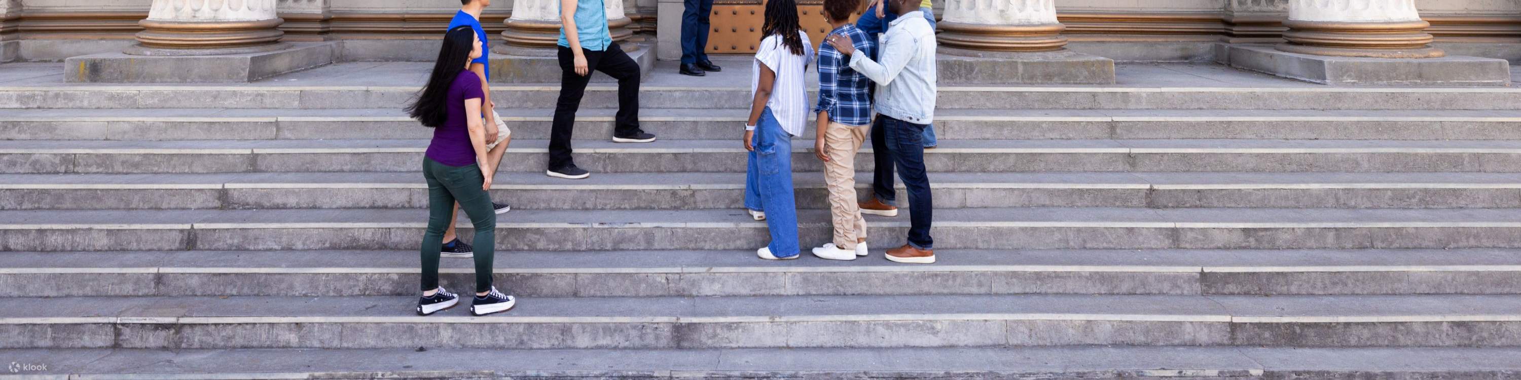 Погрузитесь в историю Голливуда, увидев реквизит и декорации из классических фильмов и телешоу в Warner Bros.