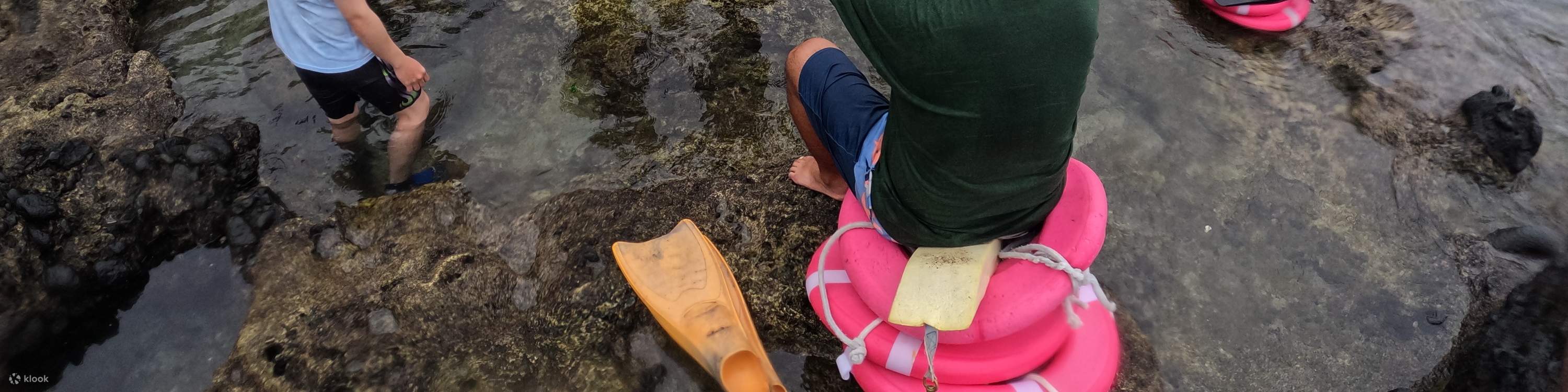 Huấn luyện viên hướng dẫn các thành viên cách sử dụng mặt nạ lặn.